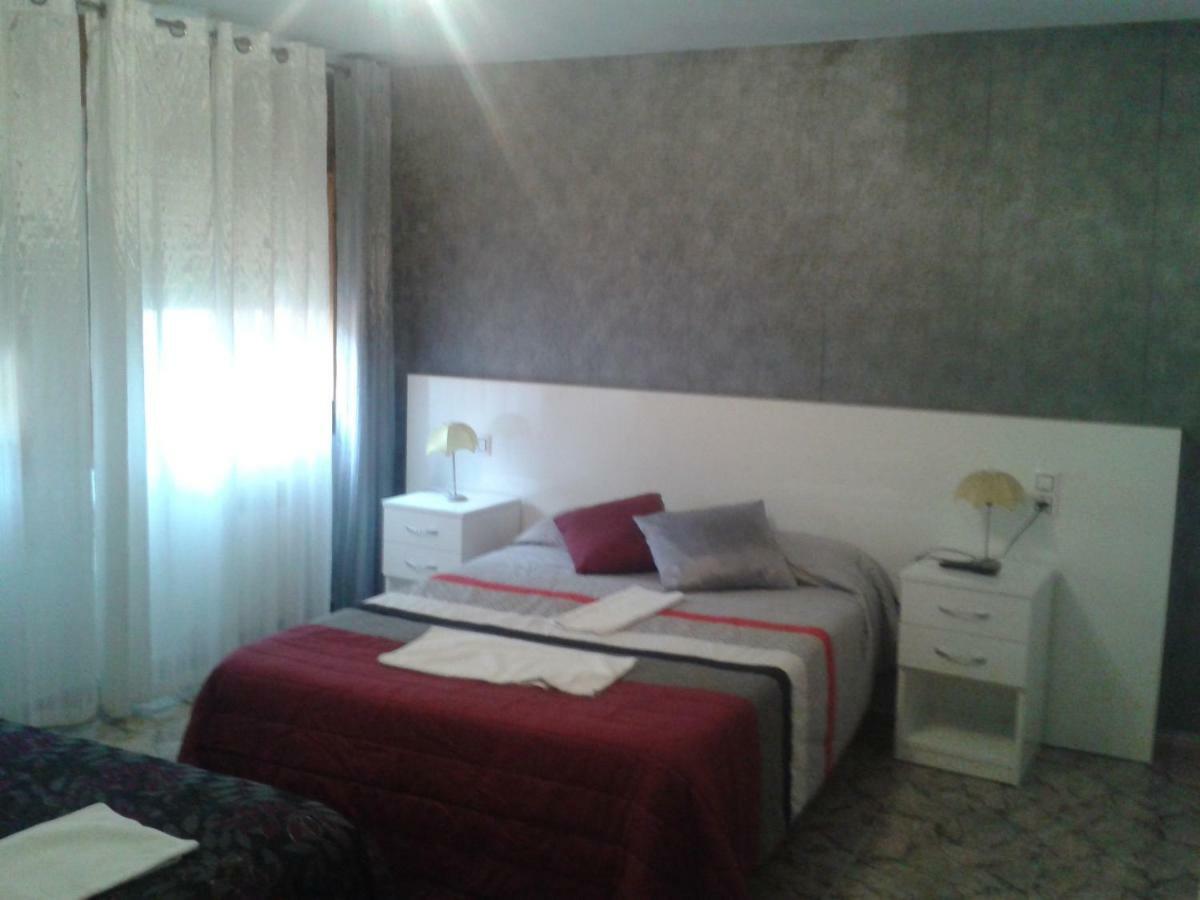 Hostal Texas 2 Фуэнтес-де-Эбро Экстерьер фото